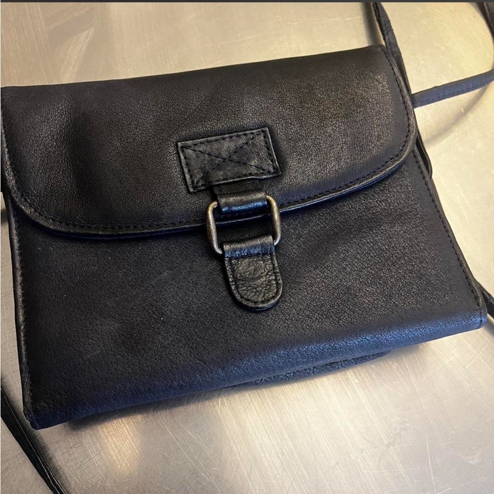 Navy blue leather crossbody bag and zipper closure #crossbody #leatherbag